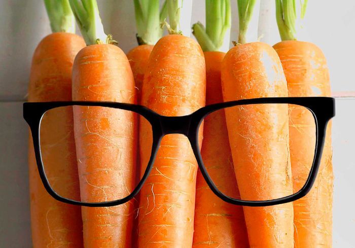 Espacio de trabajo bien iluminado con escritorio ergonómico favorable para la salud ocular